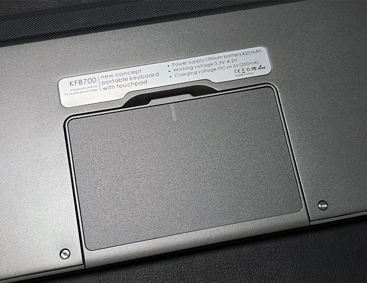 便攜藍牙鍵盤 KF8700 開箱:78 鍵功能完整,附帶隱藏式觸控板操控流暢、還有立架方便搭配手機、平板等行動裝置! - 阿祥的網路筆記本 觸控板為無鍵式設計,也有缺口可方便向外掀開