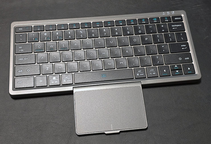 便攜藍牙鍵盤 KF8700 開箱:78 鍵功能完整,附帶隱藏式觸控板操控流暢、還有立架方便搭配手機、平板等行動裝置! - 阿祥的網路筆記本 觸控板翻開後會在鍵盤正下方,符合一般使用筆電的操控習慣