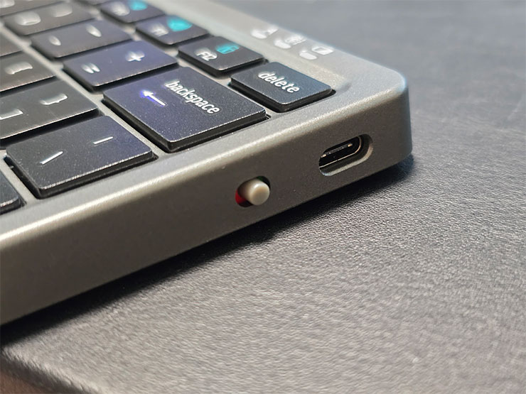 便攜藍牙鍵盤 KF8700 開箱:78 鍵功能完整,附帶隱藏式觸控板操控流暢、還有立架方便搭配手機、平板等行動裝置! - 阿祥的網路筆記本 鍵盤右側有電源開關與 USB-C 充電口