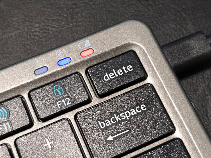 便攜藍牙鍵盤 KF8700 開箱:78 鍵功能完整,附帶隱藏式觸控板操控流暢、還有立架方便搭配手機、平板等行動裝置! - 阿祥的網路筆記本 鍵盤右上角有大寫鎖定燈、藍牙燈與電源燈