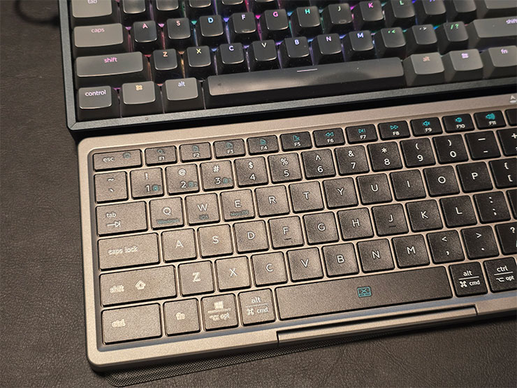 便攜藍牙鍵盤 KF8700 開箱:78 鍵功能完整,附帶隱藏式觸控板操控流暢、還有立架方便搭配手機、平板等行動裝置! - 阿祥的網路筆記本 KF8700 與一般鍵盤的鍵帽大小比較