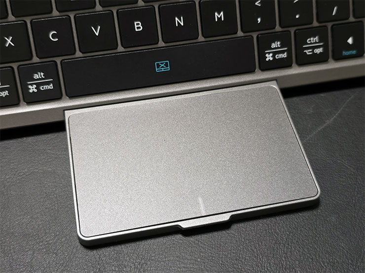 便攜藍牙鍵盤 KF8700 開箱:78 鍵功能完整,附帶隱藏式觸控板操控流暢、還有立架方便搭配手機、平板等行動裝置! - 阿祥的網路筆記本 觸控板尺寸不小,且為無鍵式設計,也支援多指觸控