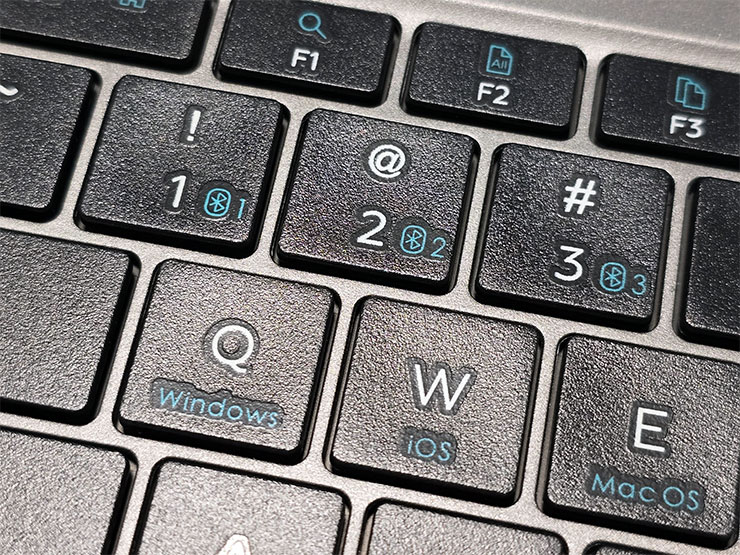 便攜藍牙鍵盤 KF8700 開箱:78 鍵功能完整,附帶隱藏式觸控板操控流暢、還有立架方便搭配手機、平板等行動裝置! - 阿祥的網路筆記本 鍵盤上可看到有三組藍牙配對的切換鍵(數字1、2、3)與鍵盤模式切換鍵(Q、W、E)