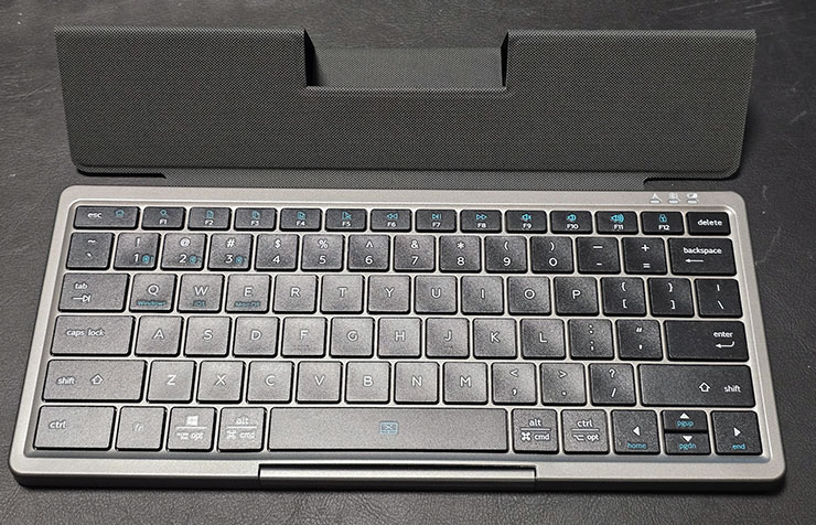 便攜藍牙鍵盤 KF8700 開箱:78 鍵功能完整,附帶隱藏式觸控板操控流暢、還有立架方便搭配手機、平板等行動裝置! - 阿祥的網路筆記本 封面保護套摺疊成為支架的樣子