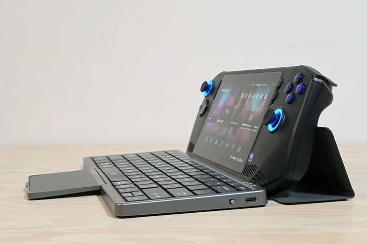 便攜藍牙鍵盤 KF8700 開箱:78 鍵功能完整,附帶隱藏式觸控板操控流暢、還有立架方便搭配手機、平板等行動裝置! - 阿祥的網路筆記本 從側面來看 KF8700 與 MSI Claw 搭配使用的樣子