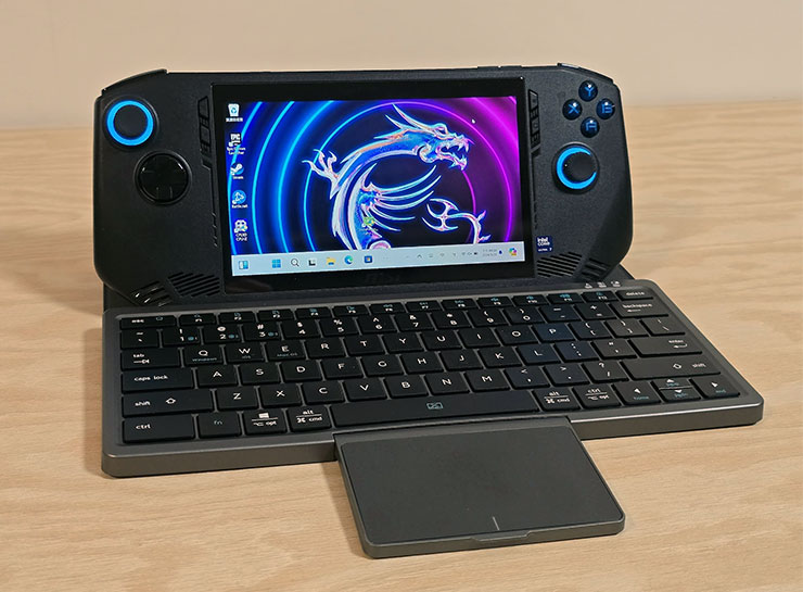 便攜藍牙鍵盤 KF8700 開箱:78 鍵功能完整,附帶隱藏式觸控板操控流暢、還有立架方便搭配手機、平板等行動裝置! - 阿祥的網路筆記本 以 MSI Claw搭配,可以自然置放在支架上,也有合理的觀看視角