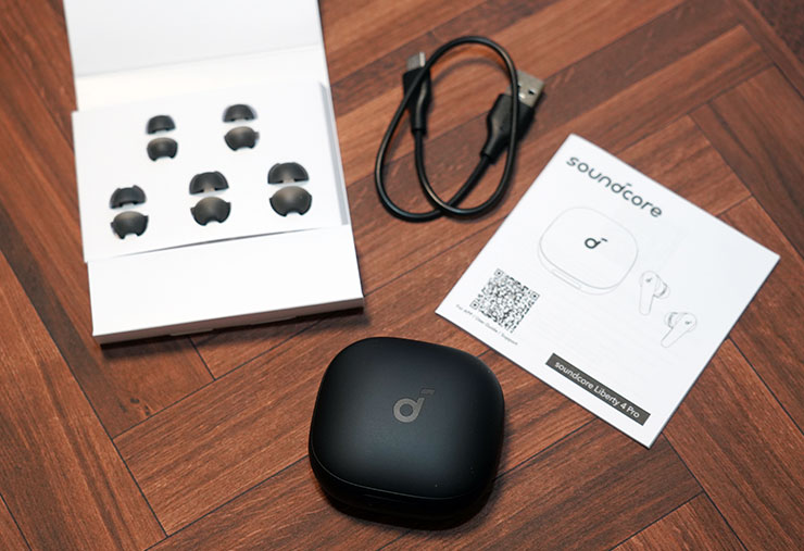 歷代最強降噪耳機!soundcore Liberty 4 Pro 擁有 ANC 3.0 技與獨特智慧充電盒體驗! - 阿祥的網路筆記本 盒內物品:soundcore Liberty 4 Pro 充電盒(盒內有耳機)、說明書、USB-C 充電線、額外五組耳塞