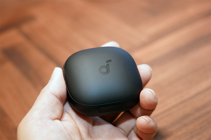 歷代最強降噪耳機!soundcore Liberty 4 Pro 擁有 ANC 3.0 技與獨特智慧充電盒體驗! - 阿祥的網路筆記本 暗面黑的充電盒表層為霧面設計,並設置有 soundcore 的音符 LOGO