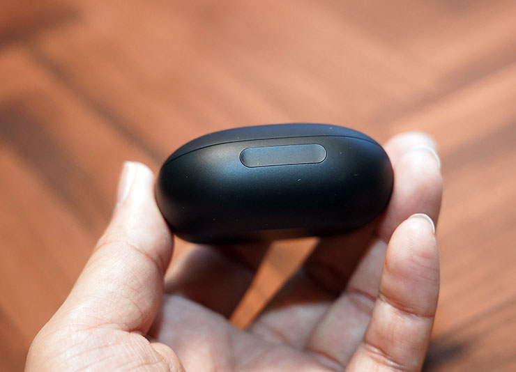 歷代最強降噪耳機!soundcore Liberty 4 Pro 擁有 ANC 3.0 技與獨特智慧充電盒體驗! - 阿祥的網路筆記本 充電盒正側面設置有可滑動操作的觸控區塊