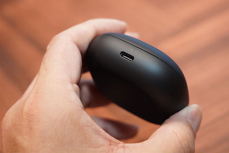 歷代最強降噪耳機!soundcore Liberty 4 Pro 擁有 ANC 3.0 技與獨特智慧充電盒體驗! - 阿祥的網路筆記本 充電盒後側有 USB-C 充電埠與充電指示燈