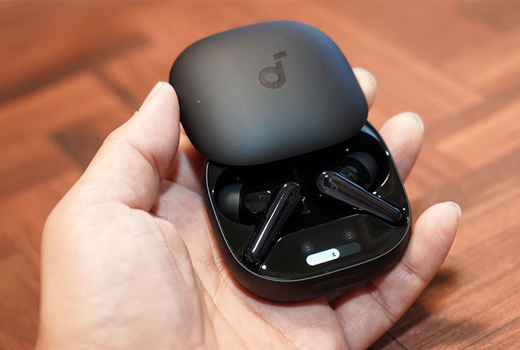 歷代最強降噪耳機!soundcore Liberty 4 Pro 擁有 ANC 3.0 技與獨特智慧充電盒體驗! - 阿祥的網路筆記本 充電盒採用滑動式設計,可向上滑開,露出盒內的耳機,同時也有一個小型顯示螢幕,在與手機配後,預設為 ANC 階段的調整功能