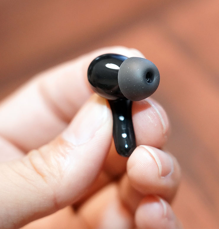 歷代最強降噪耳機!soundcore Liberty 4 Pro 擁有 ANC 3.0 技與獨特智慧充電盒體驗! - 阿祥的網路筆記本 耳柄設置了隱藏式按鈕,可以「捏」的方式按下並以不同形式操控不同功能