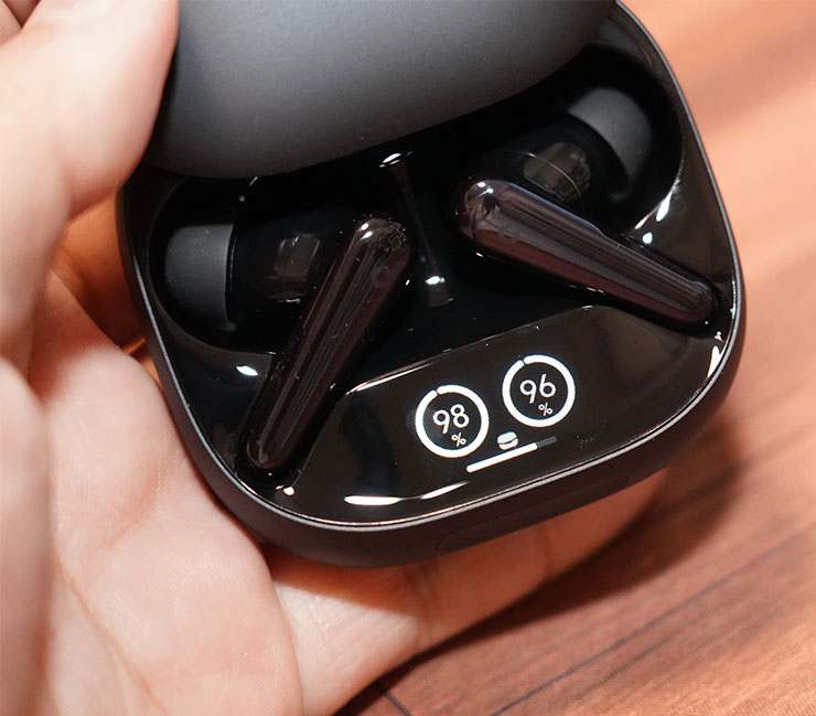 歷代最強降噪耳機!soundcore Liberty 4 Pro 擁有 ANC 3.0 技與獨特智慧充電盒體驗! - 阿祥的網路筆記本 在滑開充電盒時,會直接顯示盒內耳機的剩餘電量指示