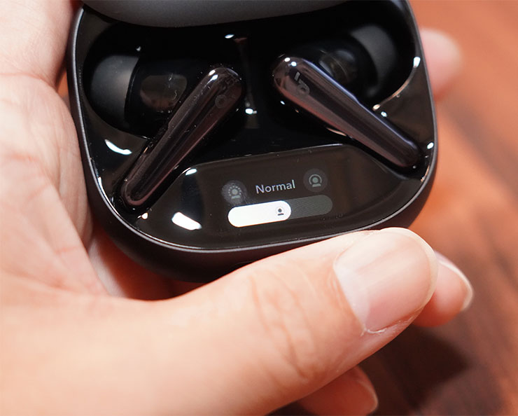 歷代最強降噪耳機!soundcore Liberty 4 Pro 擁有 ANC 3.0 技與獨特智慧充電盒體驗! - 阿祥的網路筆記本 左右滑動充電盒前側的觸控區可以調整主動降噪的強弱