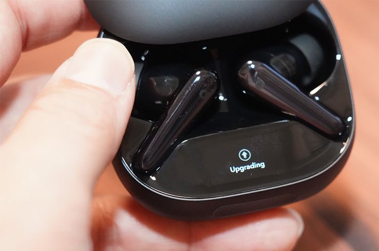 歷代最強降噪耳機!soundcore Liberty 4 Pro 擁有 ANC 3.0 技與獨特智慧充電盒體驗! - 阿祥的網路筆記本 初次啟動 soundcore Liberty 4 Pro 並與手機連線後,透過 soundcore App 可進行耳機與充電盒的韌體升級,在升級過程中充電盒上的顯示螢幕也有對應的提示訊息