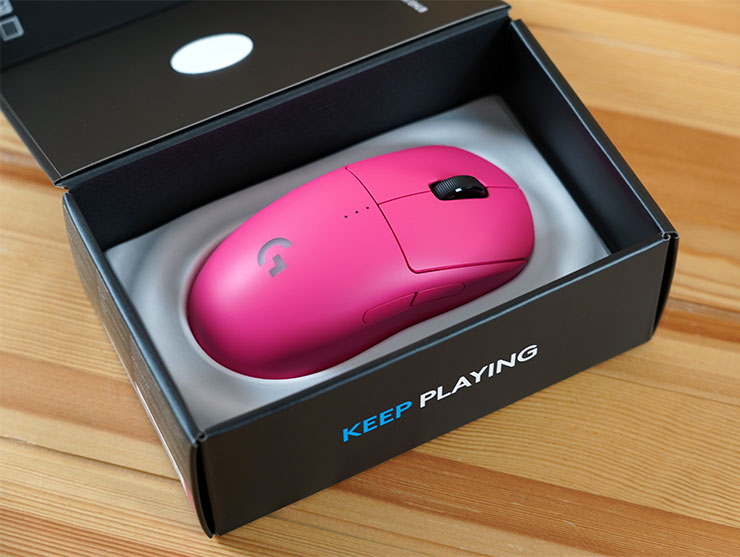 開箱，第一層直接看到 PRO 2 LIGHTSPEED 本人，這顏色真的美。