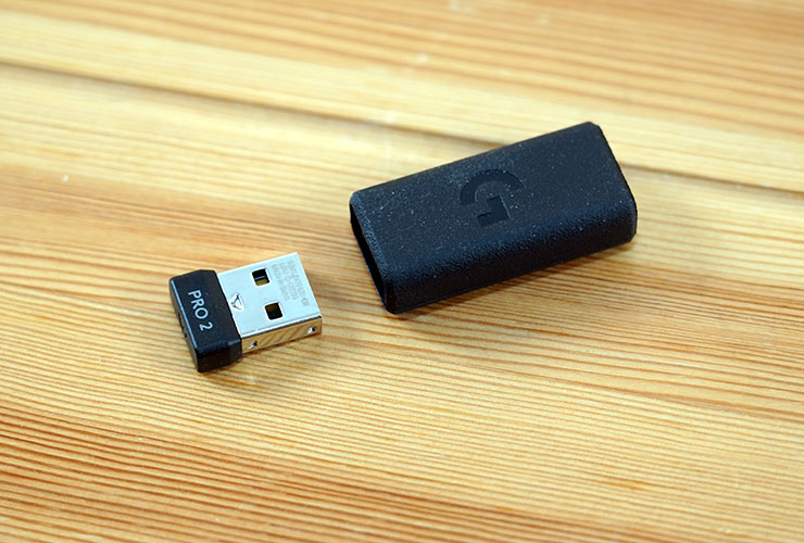 接收器與自帶的 USB C 轉接器，方便使用者搭配不同的電腦設備使用。