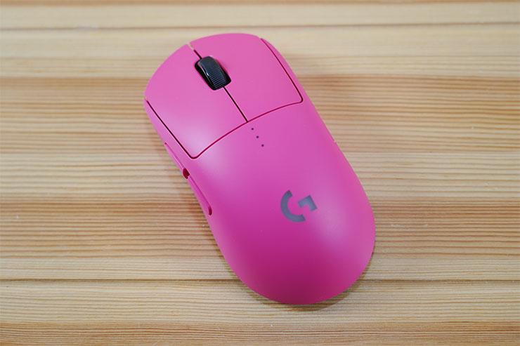 PRO 2 LIGHTSPEED 的粉紅色版本，實際看起來更偏桃紅一些，滾輪為黑色搭配，鼠身為左右對稱，可適用左右手。