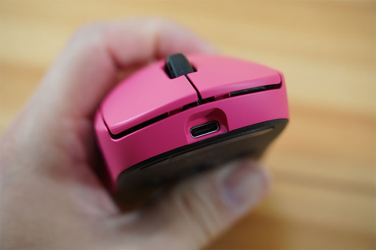 滑鼠前側有充電用的 USB C 接口。