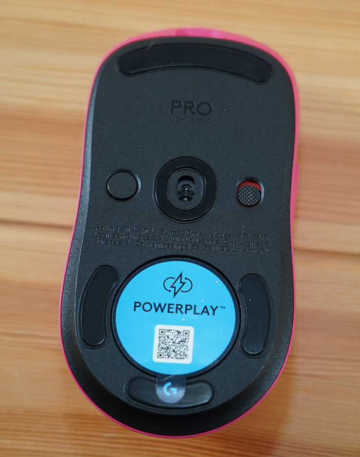 滑鼠底部，可看到光學感測器與左側的預設模式切換按鈕，電源開關，下方則為 POWERPLAY 無線充電模組。
