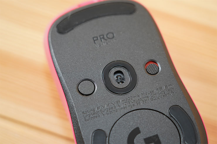 模式切換開關預設對應的 400 - 6400 DPI 的設定，單鍵可切換一倍的 DPI 數值。