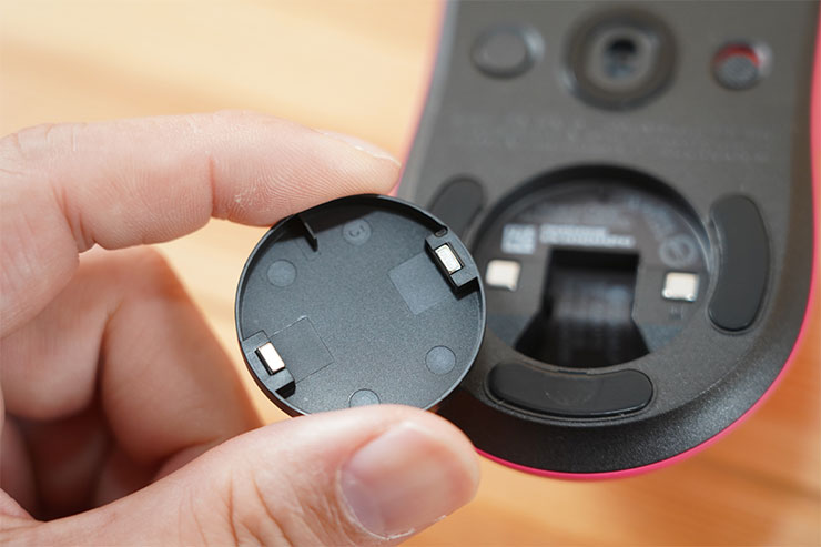 模式切換開關預設對應的 400 - 6400 DPI 的設定，單鍵可切換一倍的 DPI 數值。