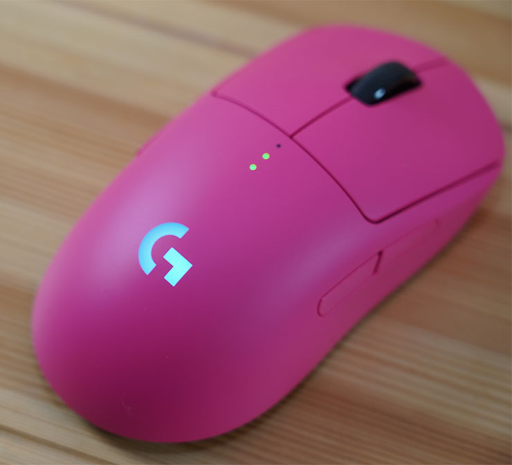 PRO 2 LIGHTSPEED 開機後，鼠身上的 G 字 LOGO 會亮起燈號，可自定燈色與燈效，上方有三顆電量指示燈。