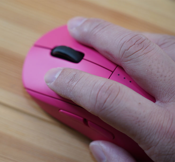 滑鼠本體不大，但以阿祥男性成人的手來說剛好可以一手掌握，且能支撐手掌並服貼，手感十分優異。