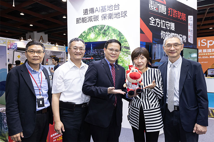 NCC委員王正嘉今天也前來遠傳展區參觀