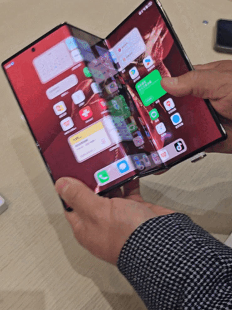 華為的 Mate XT 採用混合內、外摺疊的三摺設計