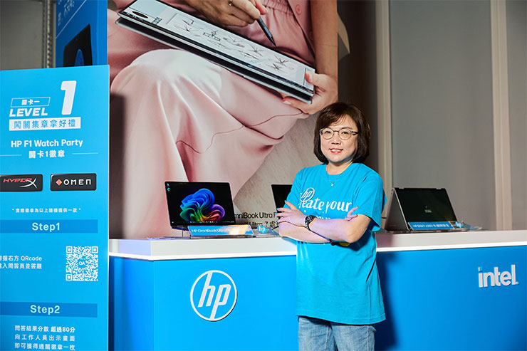 HP 台灣董事長暨總經理王靜秀與HP Omnibook Ultra Flip14合照
