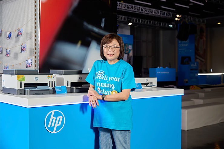 HP 台灣董事長暨總經理王靜秀與印表機合照