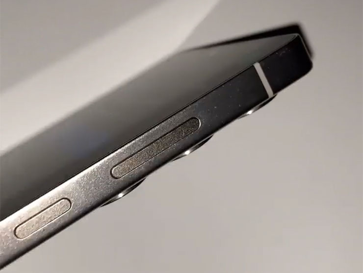 疑似 Galaxy S25 Ultra 的實機外觀流出影像，機身邊框