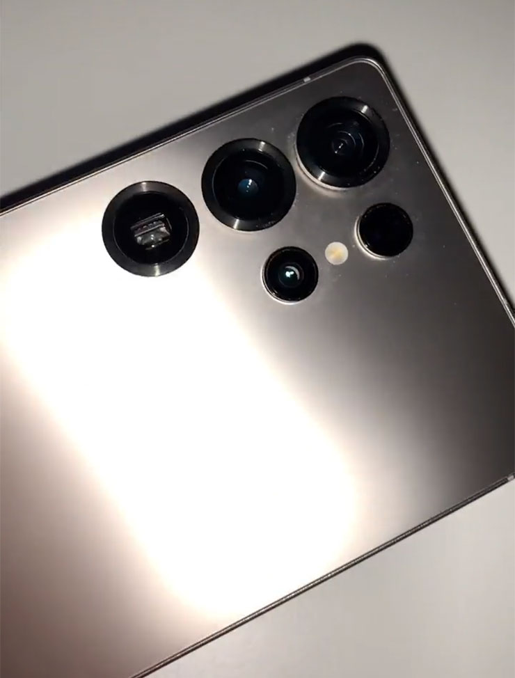 疑似 Galaxy S25 Ultra 的實機外觀流出影像，背面的主鏡頭與邊角