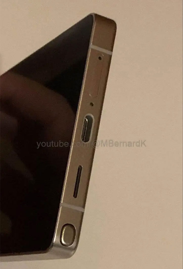 疑似 Galaxy S25 Ultra 的實機外觀流出影像，機身底側的設計幾乎與 S24 Ultrra 完成相同