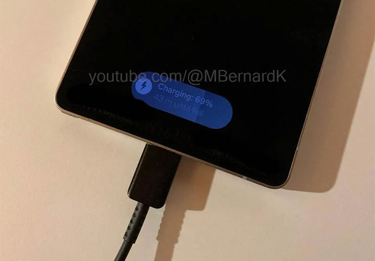 疑似 Galaxy S25 Ultra 的實機外觀流出影像，充電中的圖標