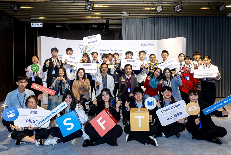 歷經 10 個月的競賽徵集與評選，最終選出 8 組菁英學生小組到現場決選。