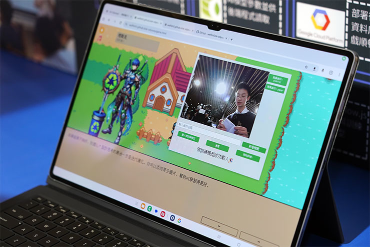「AI 大陸冒險－為中小學生設計的遊戲化 AI 學習平台」的遊戲內容也整合了 AI 影像辨識系統，可透過平板的前鏡頭拍攝各種不同材質，並快速透過預訓練模型完成實際物件辨識的任務。
