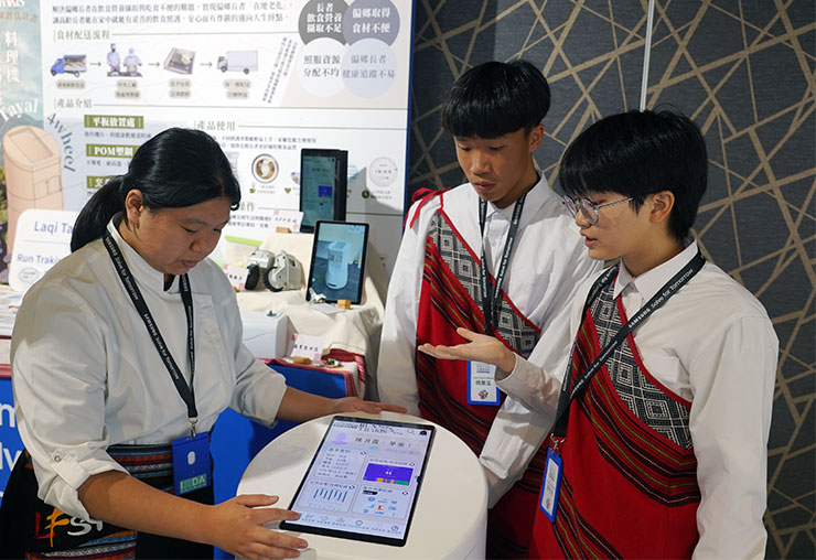 Laqi Tayal 4 Wheel 團隊的 Run Trakis！樂齡健康飲食計劃：多功能智慧料理機也提供了現場的使用情境展示。