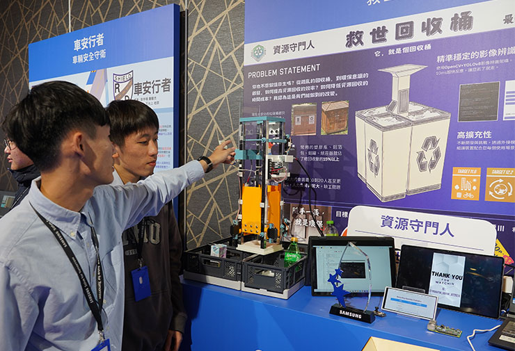 資源守門人的小組的「救世回收桶」採用影像辨識與機械系統自動化進行垃圾的分類，這套系統也能使用在各種需要分類器具的場合，例如：餐廳、派對。