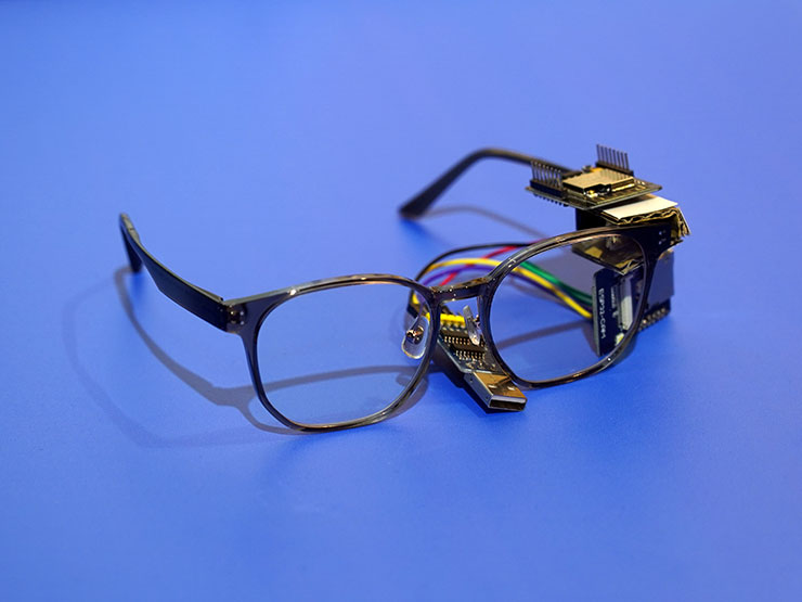 「銀髮健康小助手」透過附加攝影機監控眼睛狀態的方式，以 AI 輔助判別因高血壓、糖尿病、肝炎…等疾病的眼部徵狀來提出警示。