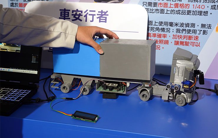 透過影像偵測技術搭配照後鏡自動調整的方式，解決大貨車駕駛的視線死角，相較於一般常見的 4 攝影機形式更直覺。