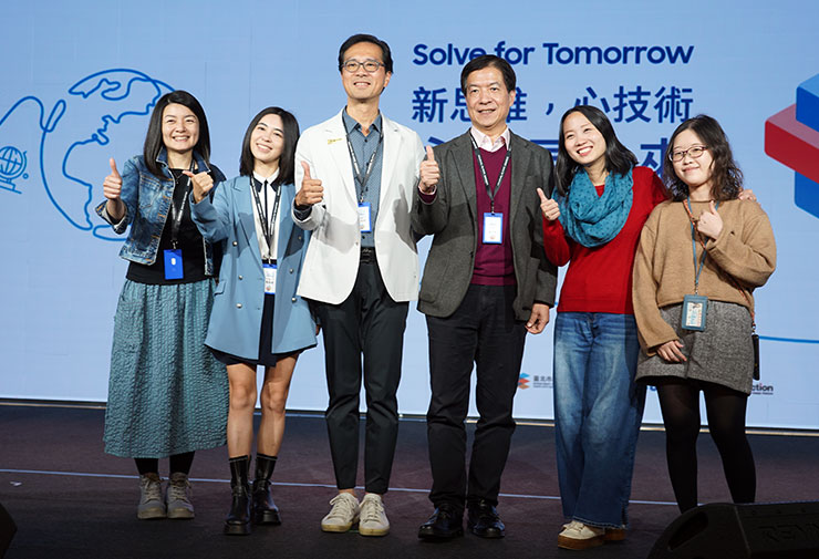 圖左起 5% Design Action策略顧問黃詩妤、臺灣大學資訊工程學系教授陳縕儂、台灣三星電子行動通訊事業部企業解決方案副總經理李元榮、國立臺灣師範大學永續管理與環境教育研究所教授葉欣誠、臺灣童心創意行動協會（DFC 臺灣）發起人許芯瑋與指導單位臺北市政府教育局代表。