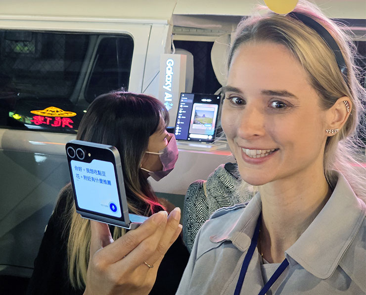 Galaxy Z Flip6 展示「雙面翻譯窗」的對話翻譯功能