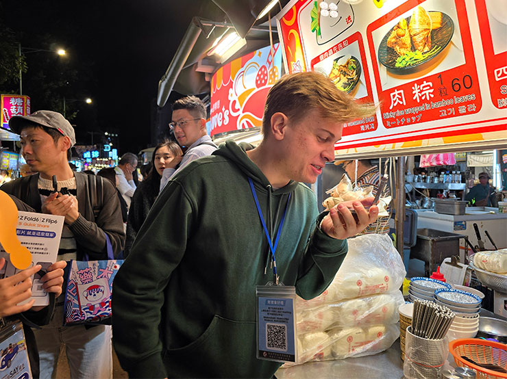 實際走訪攤位，Galaxy AI 的翻譯助理確實可以用對話方式運行，一問一答的方式，再加上 Galaxy AI 的翻譯反應訊速，確實可以即時對話呢！