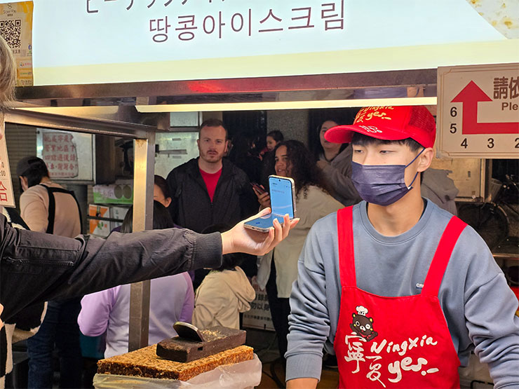 寧夏夜市也是很多外國遊客喜歡去的熱門地點，現場看到有外國遊客對於 Galaxy AI 的翻譯溝通方式很感興趣呢！