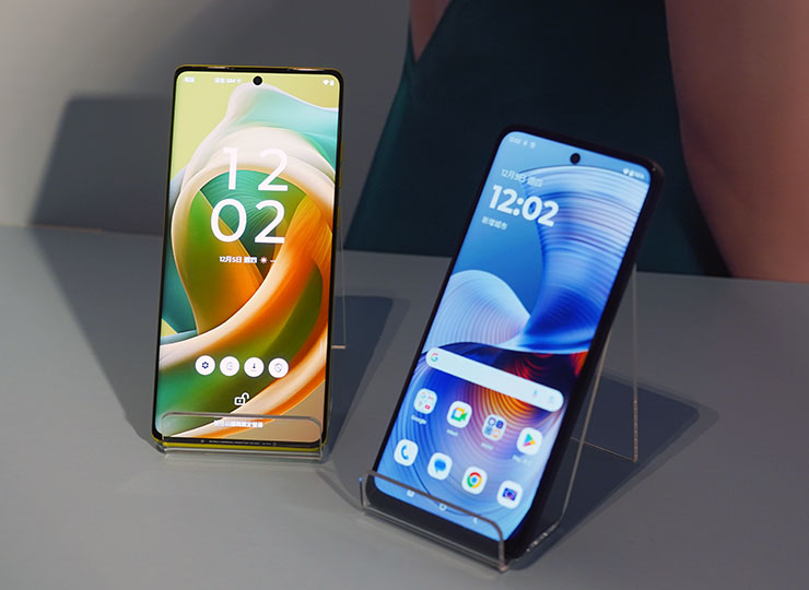 軍規三防、極輕至薄:motorola edge 50 打造「美型硬實力」! - 阿祥的網路筆記本 moto g85 與 g55 機身正面,螢幕分別為曲面與平面的差異,尺寸上也有不同,但皆為 120Hz 更新率