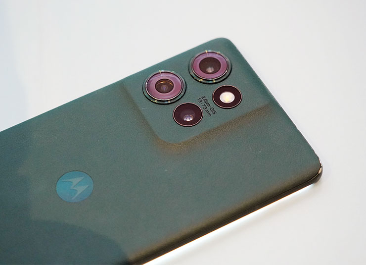 軍規三防、極輕至薄:motorola edge 50 打造「美型硬實力」! - 阿祥的網路筆記本 motorola edge 50 採用三鏡頭設計,分別為 5000 萬廣角主鏡、1300 萬超廣角與 1000 萬 3x 長焦鏡頭