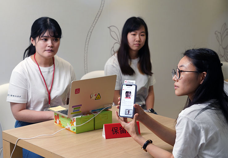 在與他人視訊通話時，開啟「換臉詐騙偵測」功能即時偵測其是否為經AI變造的換臉視訊，若偵測到疑似有偽冒他人的可能性，螢幕會跳出通知與應對建議。