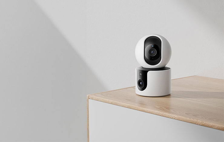 Xiaomi 智慧攝影機 C300 雙攝版配備長焦與廣角雙鏡頭，實現更全面的家庭守護。售價新台幣 $1,395 元，是性價比極高的送禮好選擇